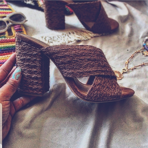 🆕️Summer Tings Collection// Brown Jute Block Heel - Picture 6 of 8